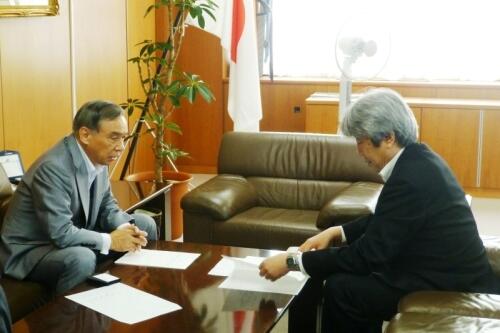 画像:政策要望について立岡経済産業事務次官に説明する大澤エネルギー政策特別委員会委員長(群馬県知事)
